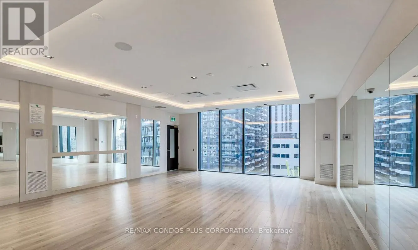 518 - 330 RICHMOND STREET W