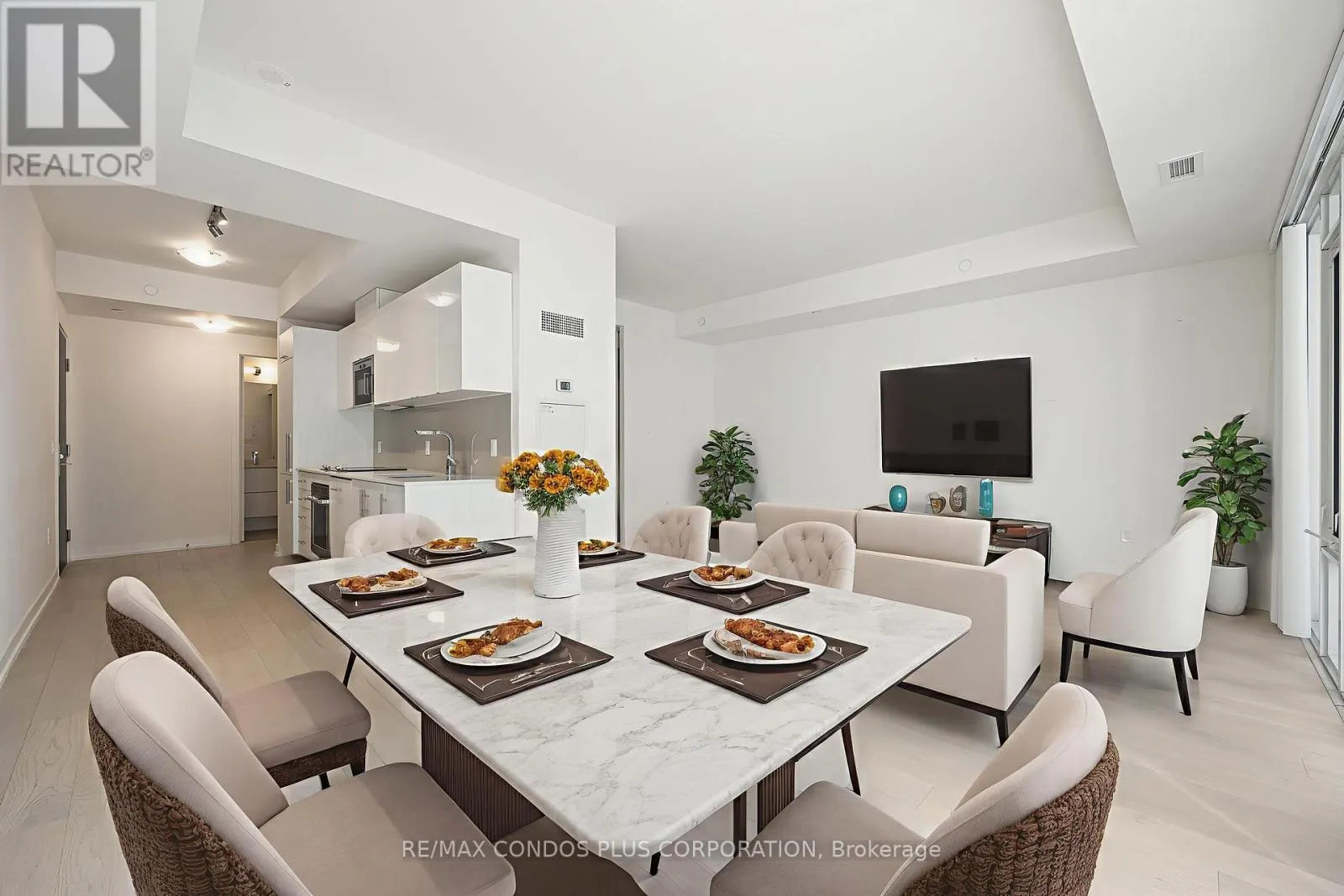 518 - 330 RICHMOND STREET W