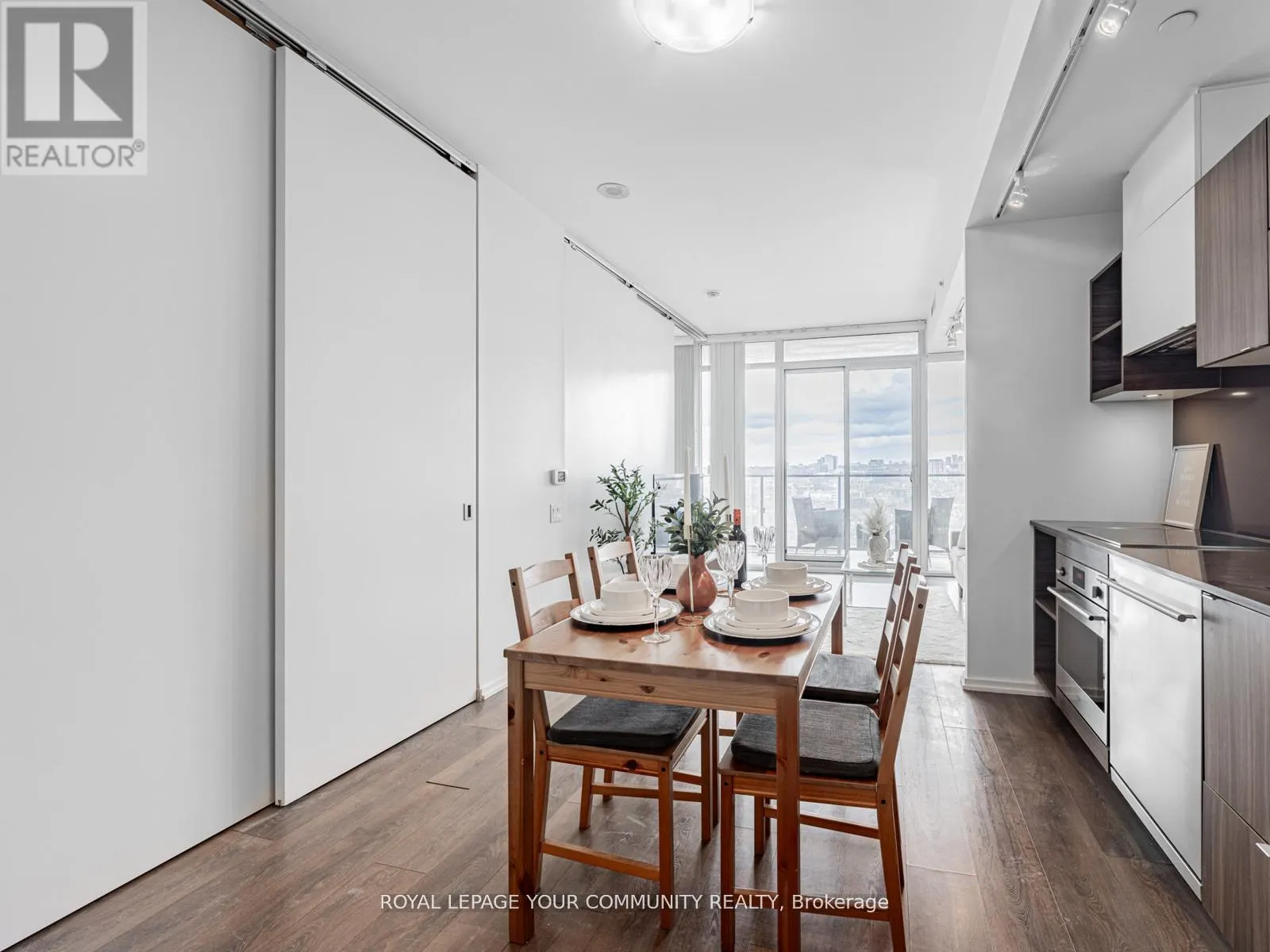 1604 - 125 PETER STREET