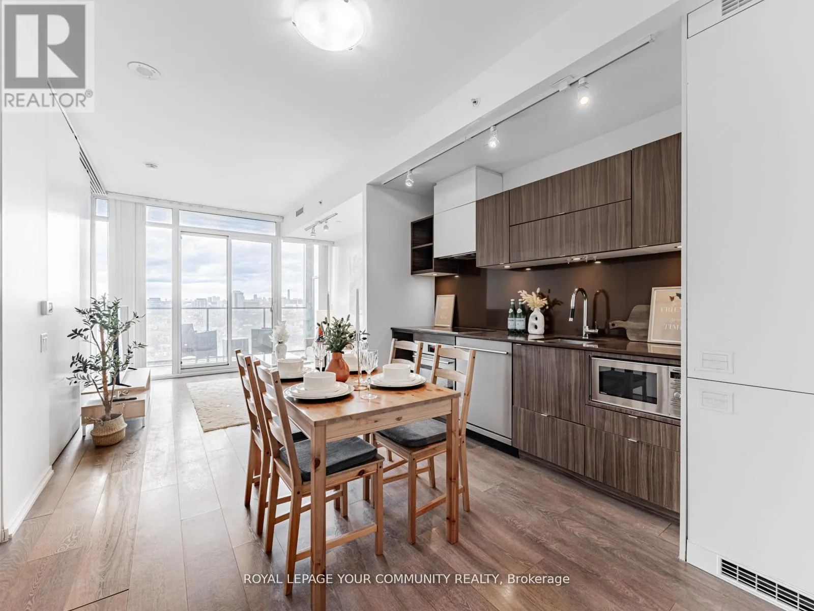 1604 - 125 PETER STREET