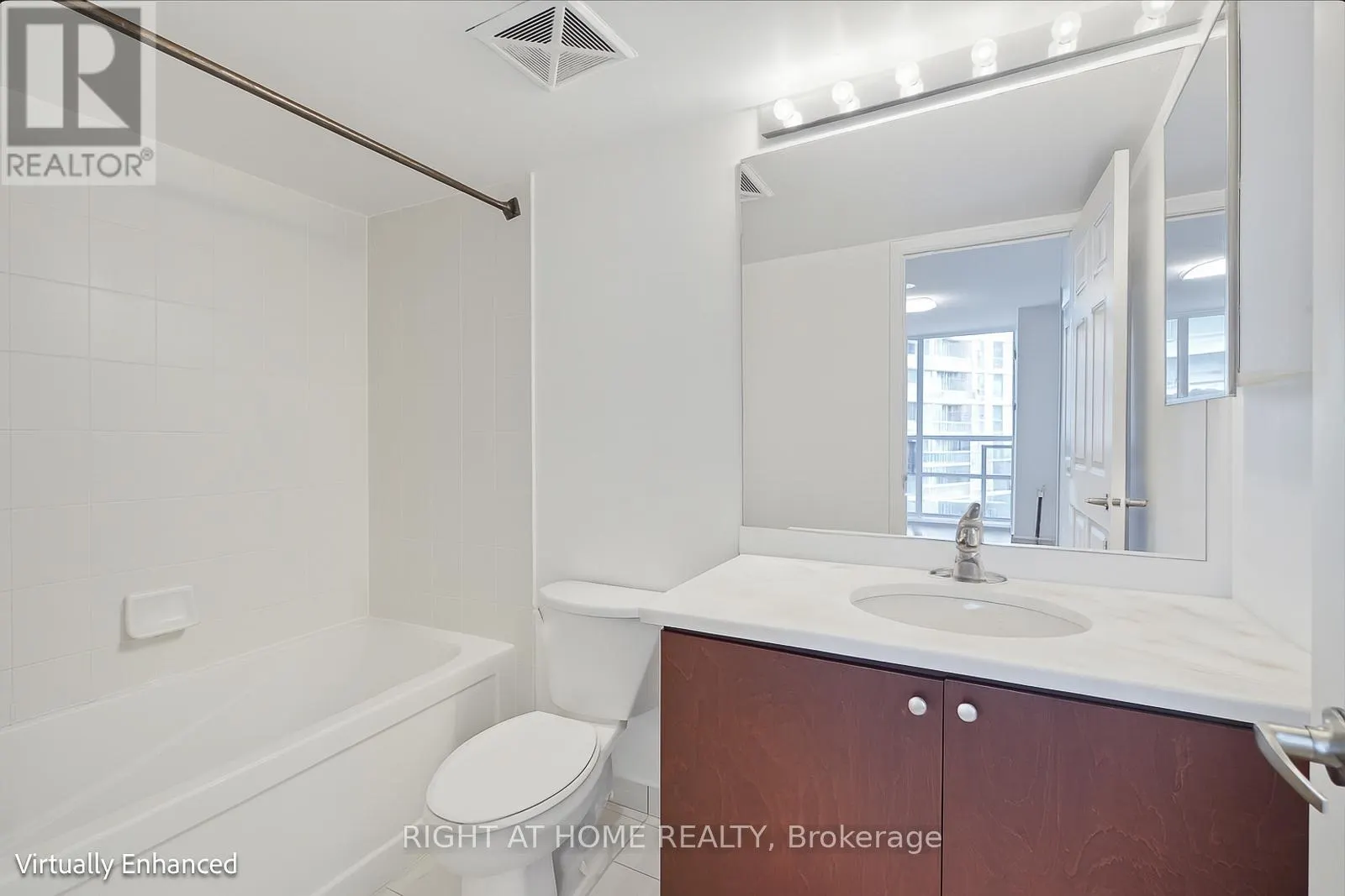 3702 - 19 GRAND TRUNK CRESCENT