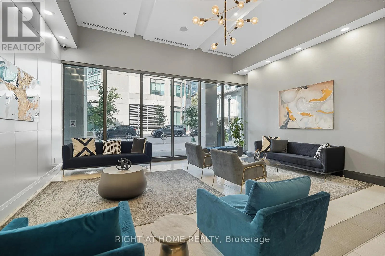 3702 - 19 GRAND TRUNK CRESCENT