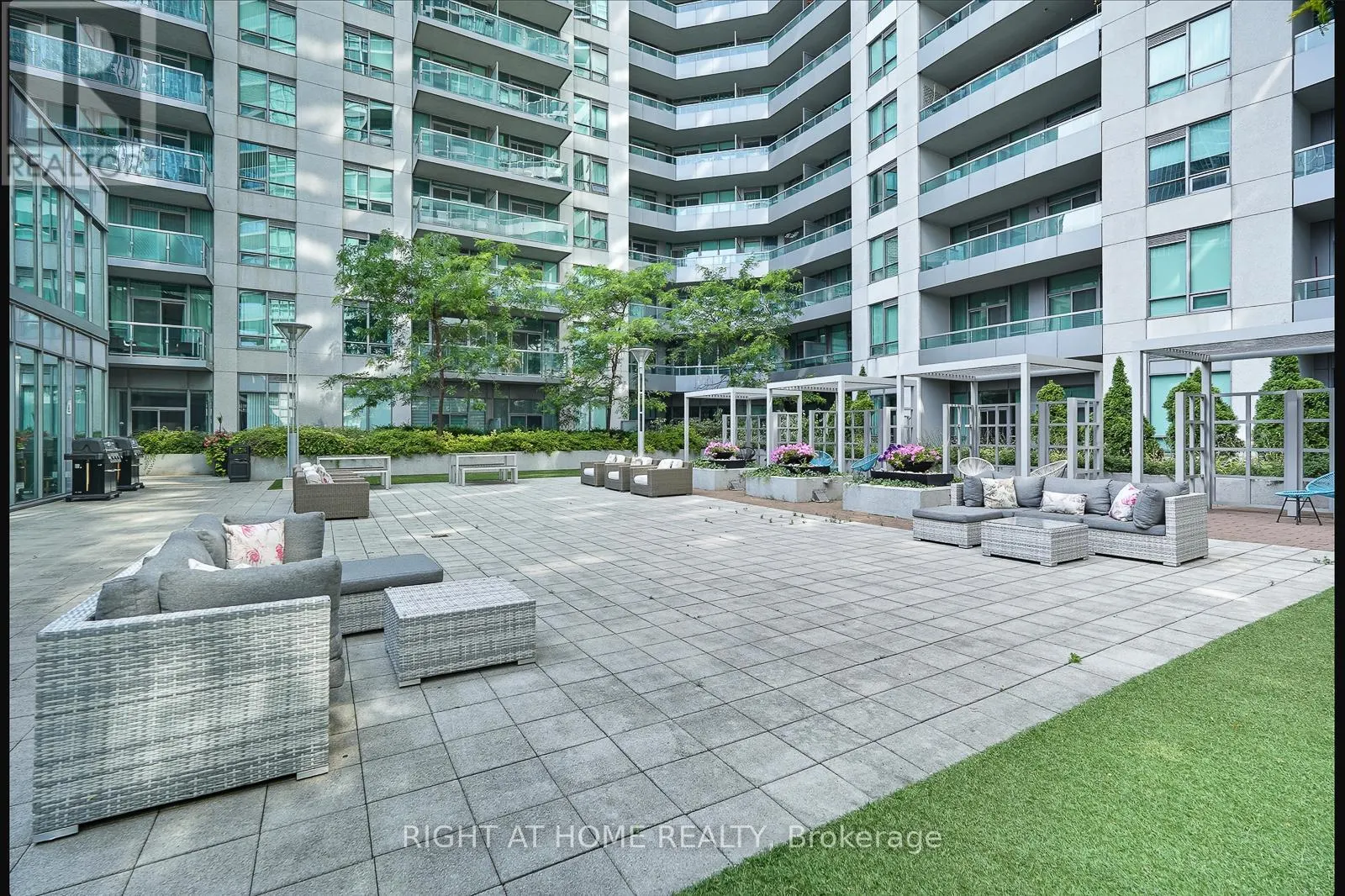 3702 - 19 GRAND TRUNK CRESCENT