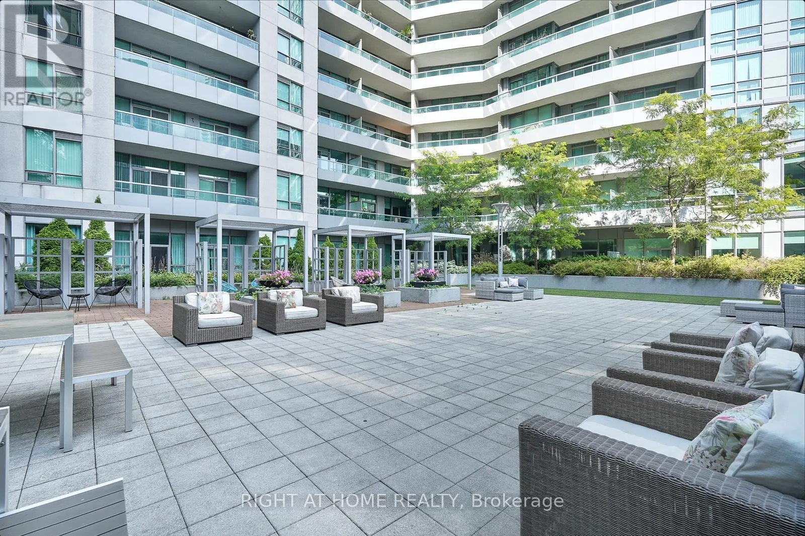 3702 - 19 GRAND TRUNK CRESCENT