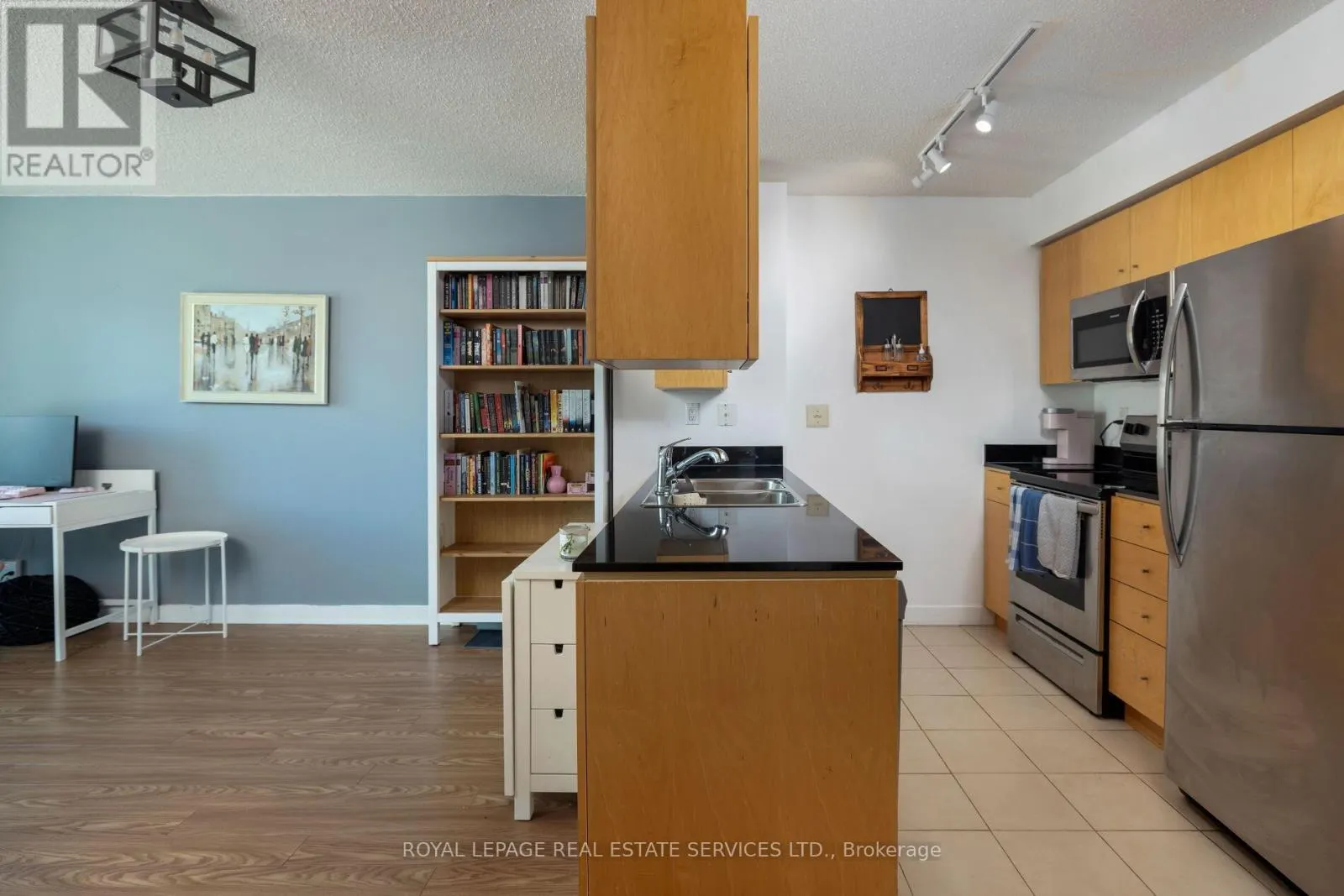 605 - 397 FRONT STREET W