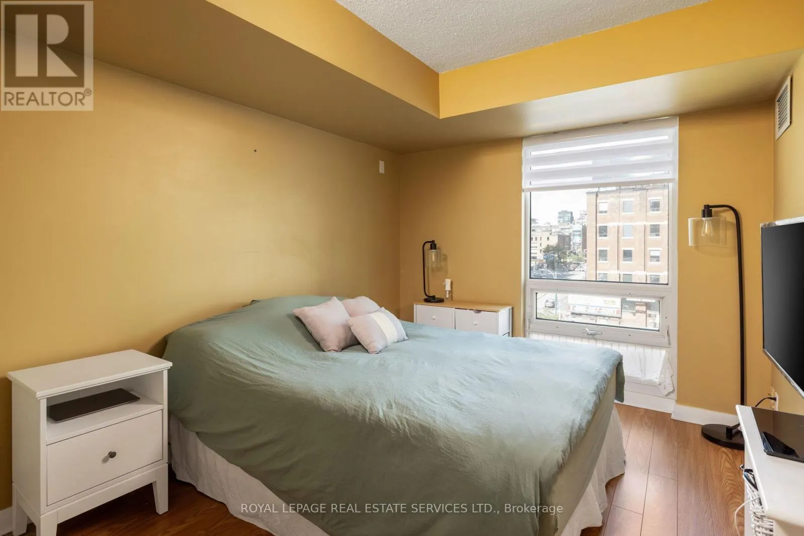 605 - 397 FRONT STREET W