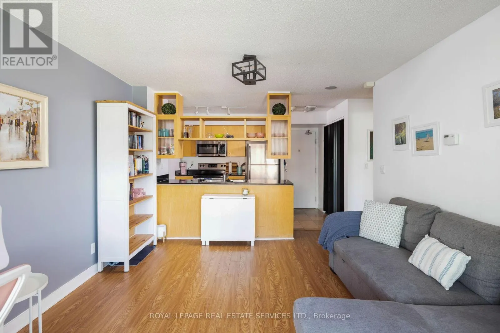 605 - 397 FRONT STREET W