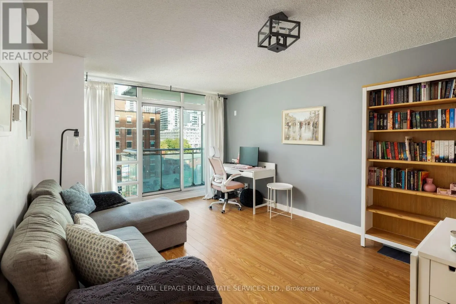 605 - 397 FRONT STREET W