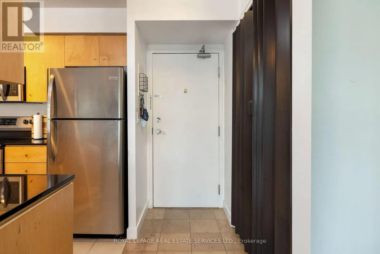 605 - 397 FRONT STREET W