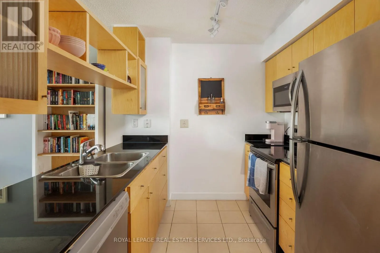 605 - 397 FRONT STREET W