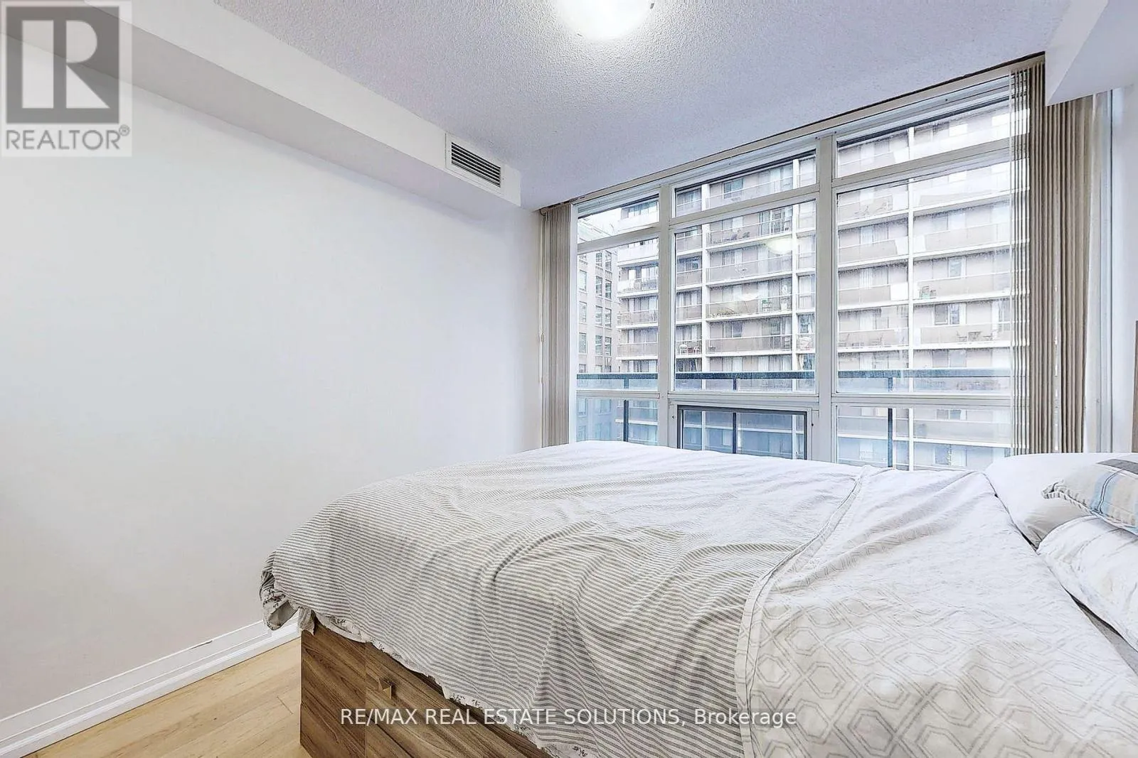 710 - 25 CARLTON STREET