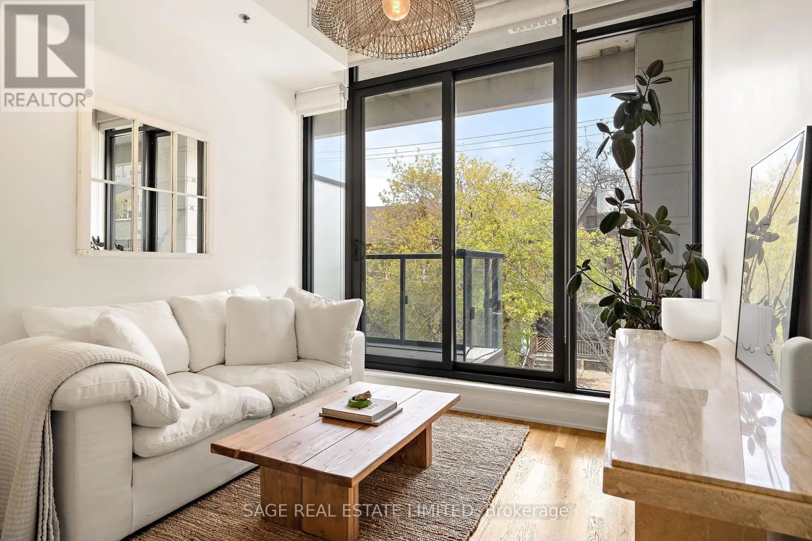 216 - 8 DOVERCOURT ROAD