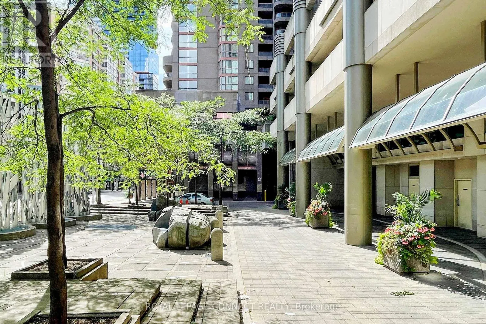 605 - 750 BAY STREET