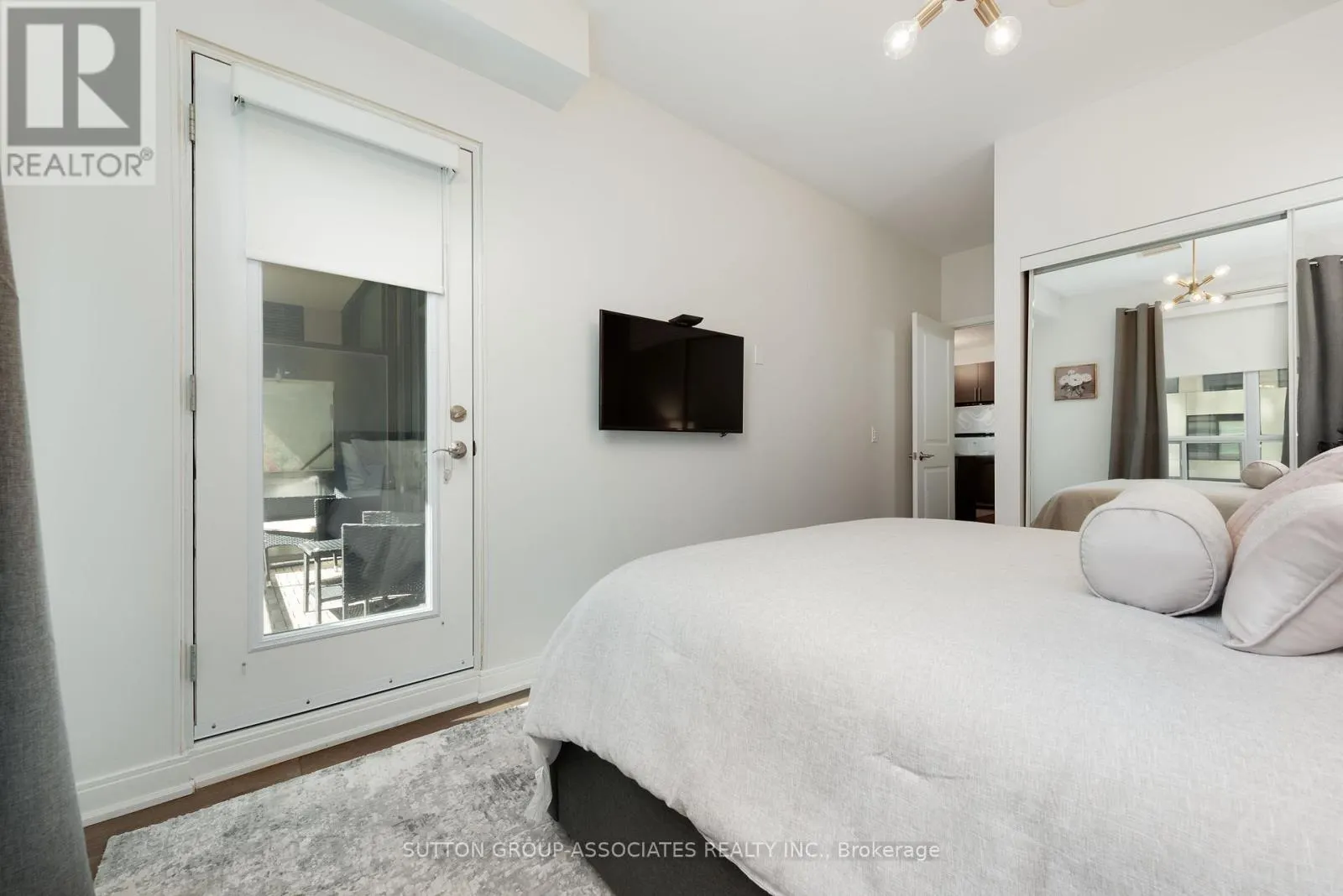 312 - 88 BROADWAY AVENUE