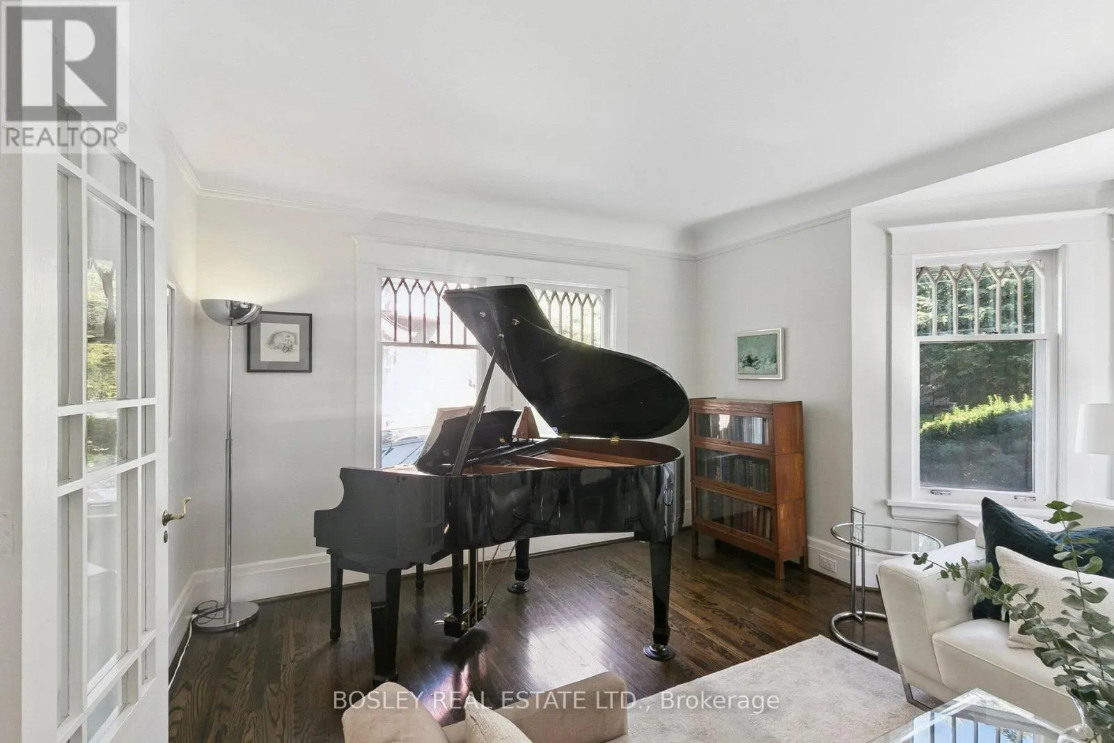 52 ROWANWOOD AVENUE