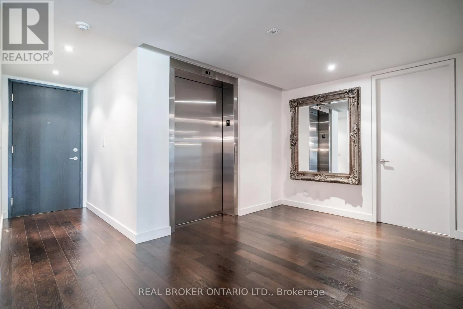 201 - 500 WELLINGTON STREET W