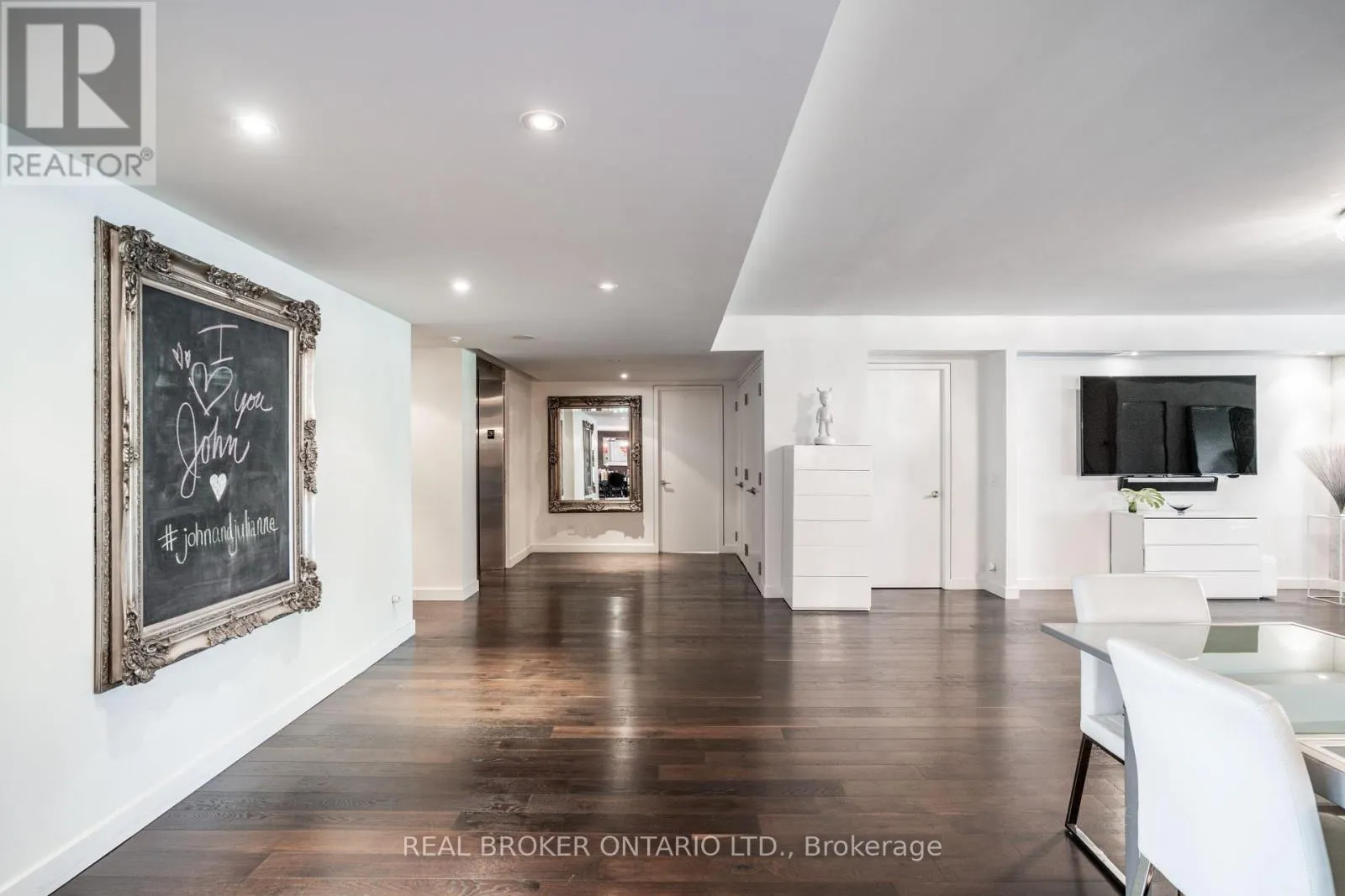 201 - 500 WELLINGTON STREET W