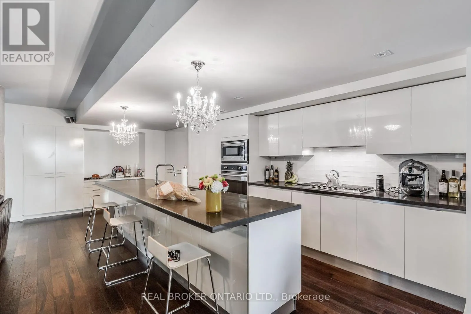 201 - 500 WELLINGTON STREET W