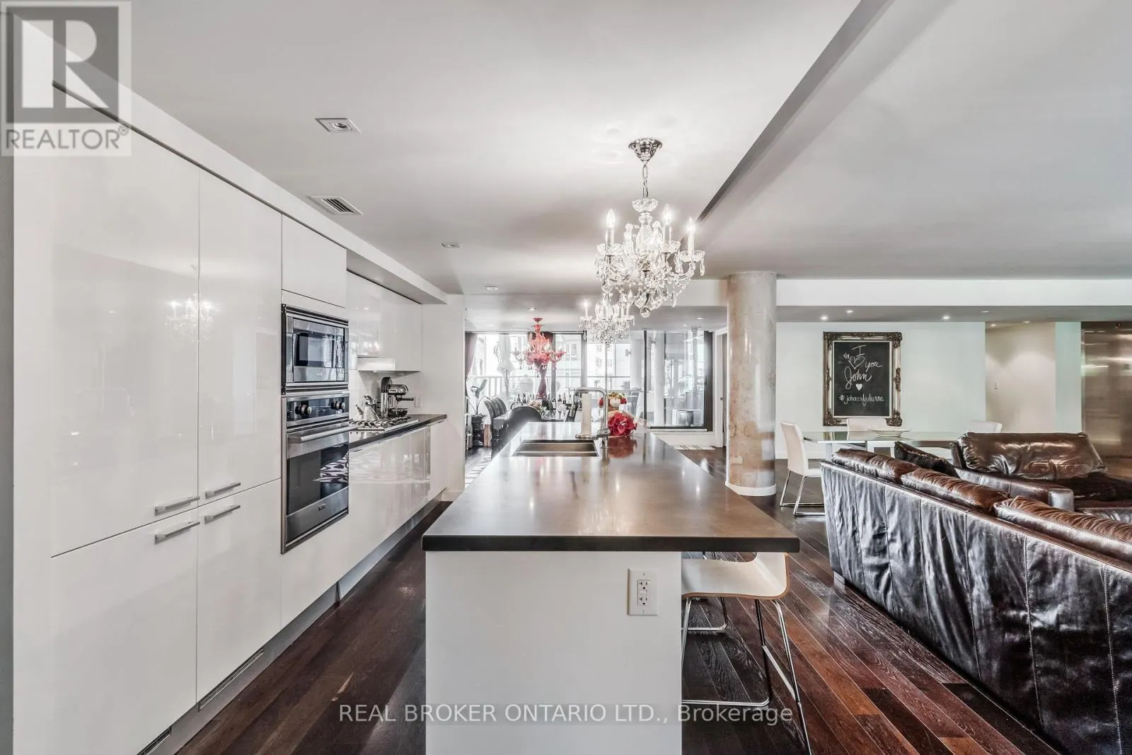 201 - 500 WELLINGTON STREET W