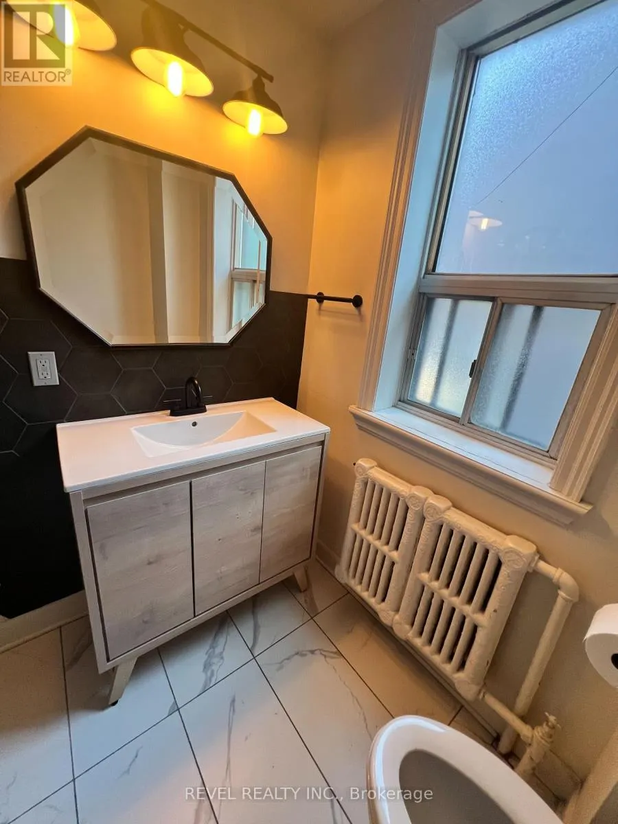 A (UPPER) - 761 DUNDAS STREET W