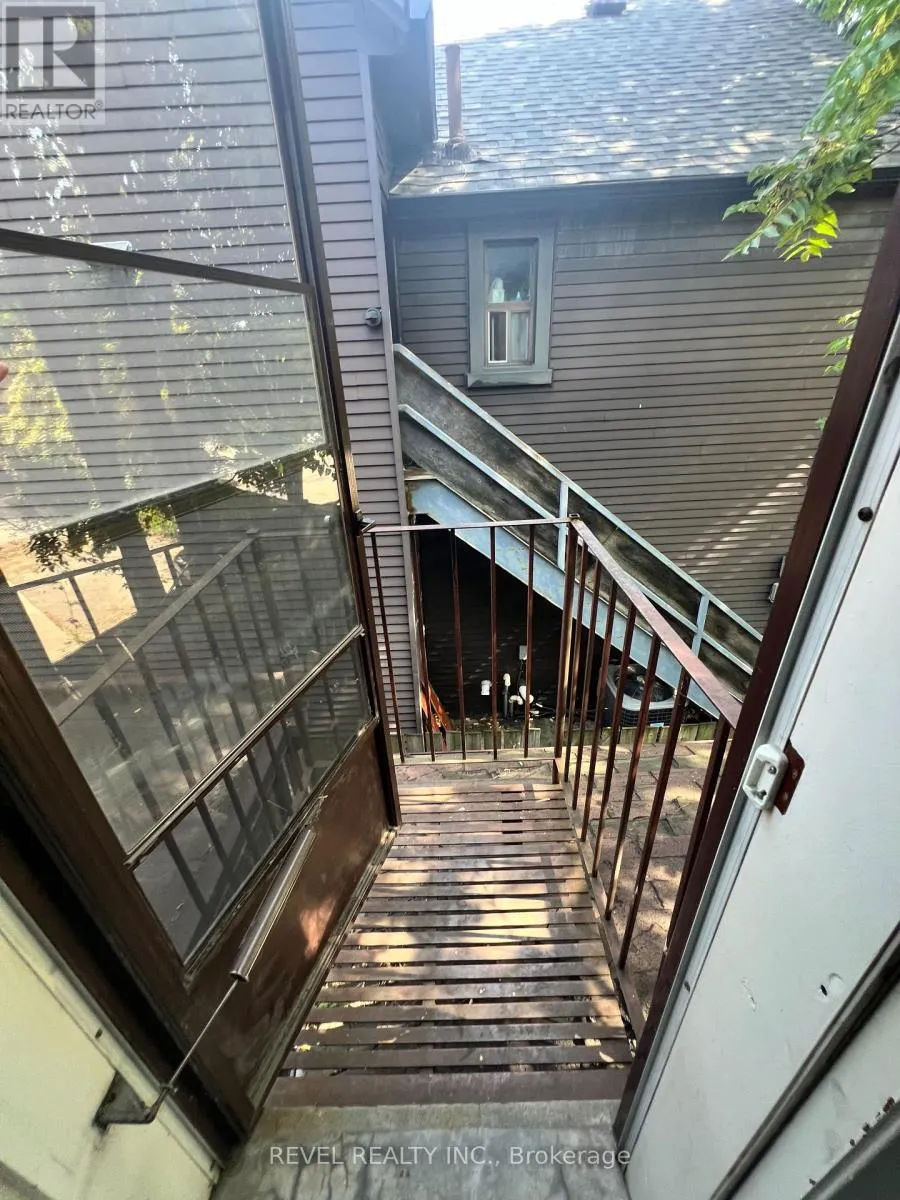 A (UPPER) - 761 DUNDAS STREET W