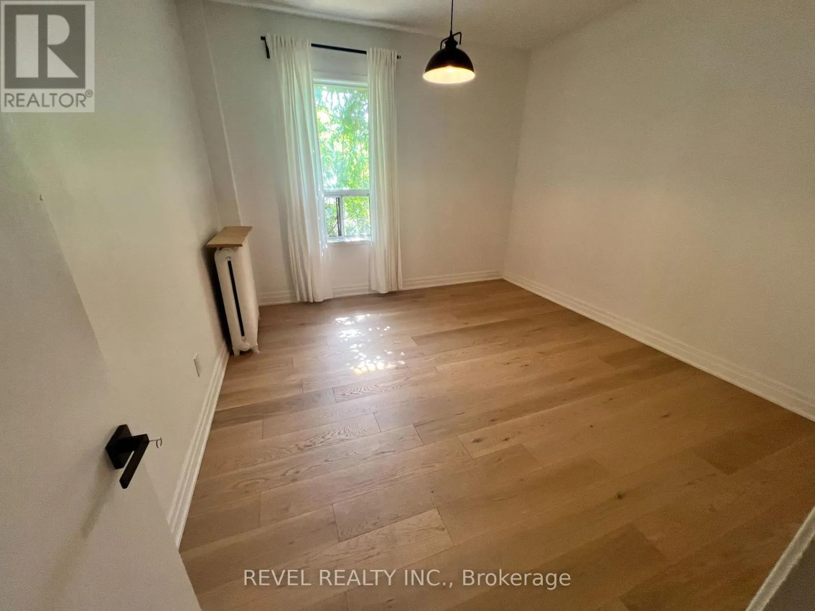 A (UPPER) - 761 DUNDAS STREET W