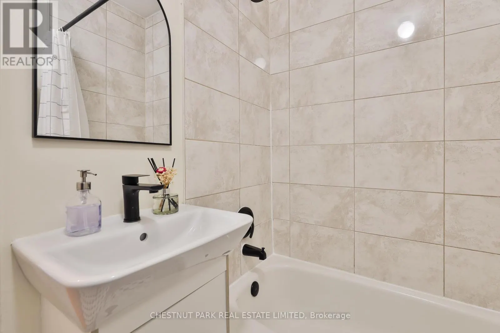 5 - 1648 BATHURST STREET