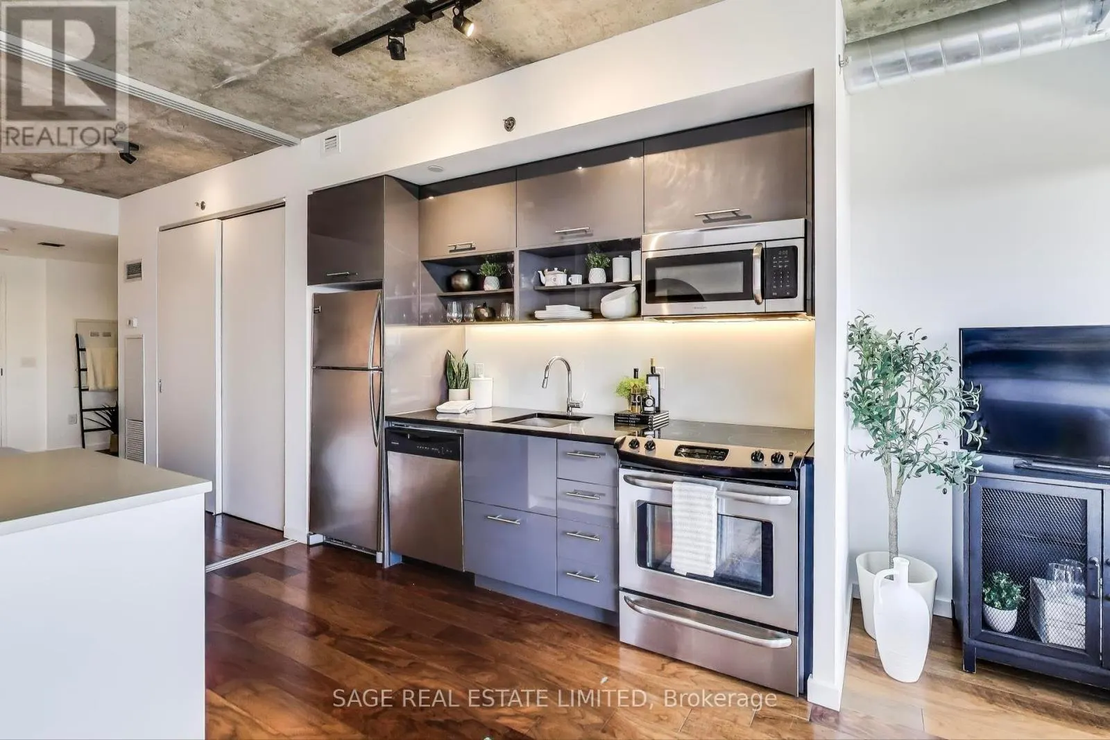 1124 - 32 TROLLEY CRESCENT