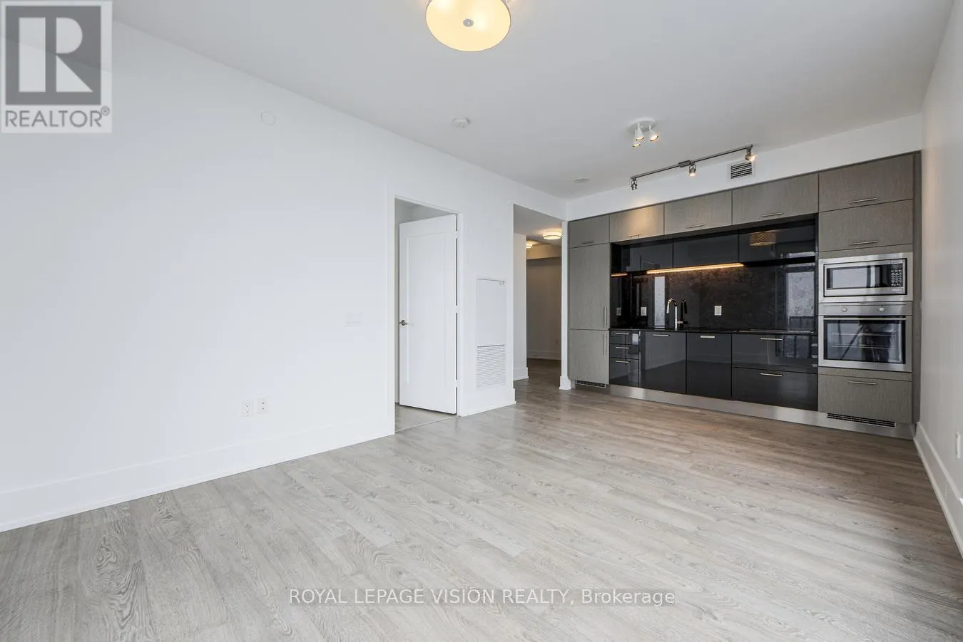 6105 - 10 YORK STREET