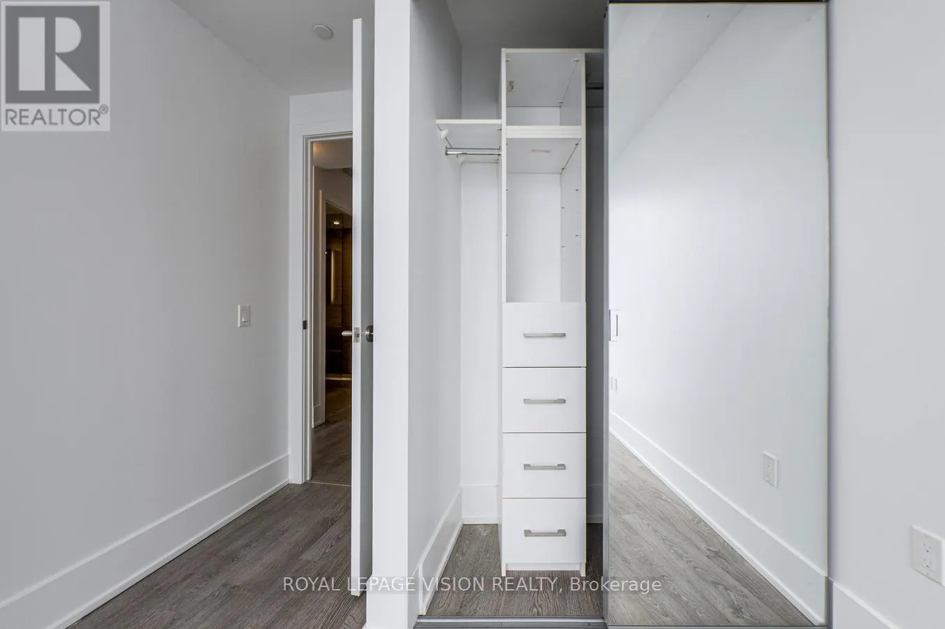 6105 - 10 YORK STREET