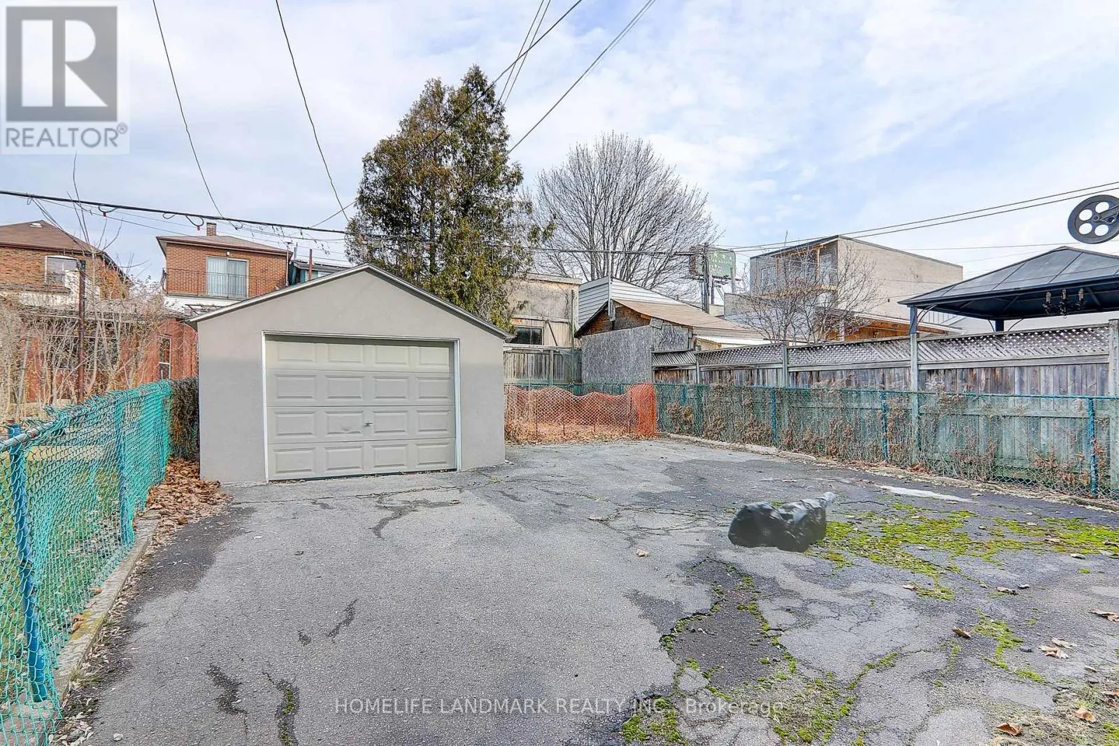 2(UPPER - 8 HANSON ROAD