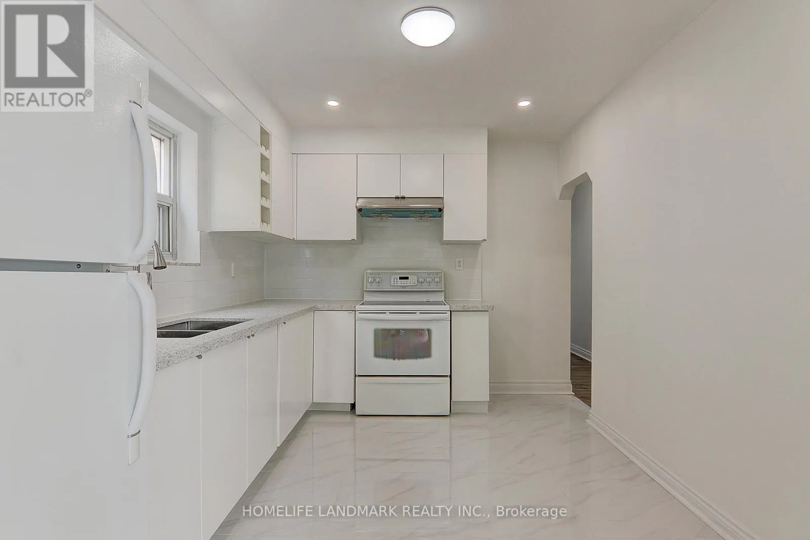 2(UPPER - 8 HANSON ROAD
