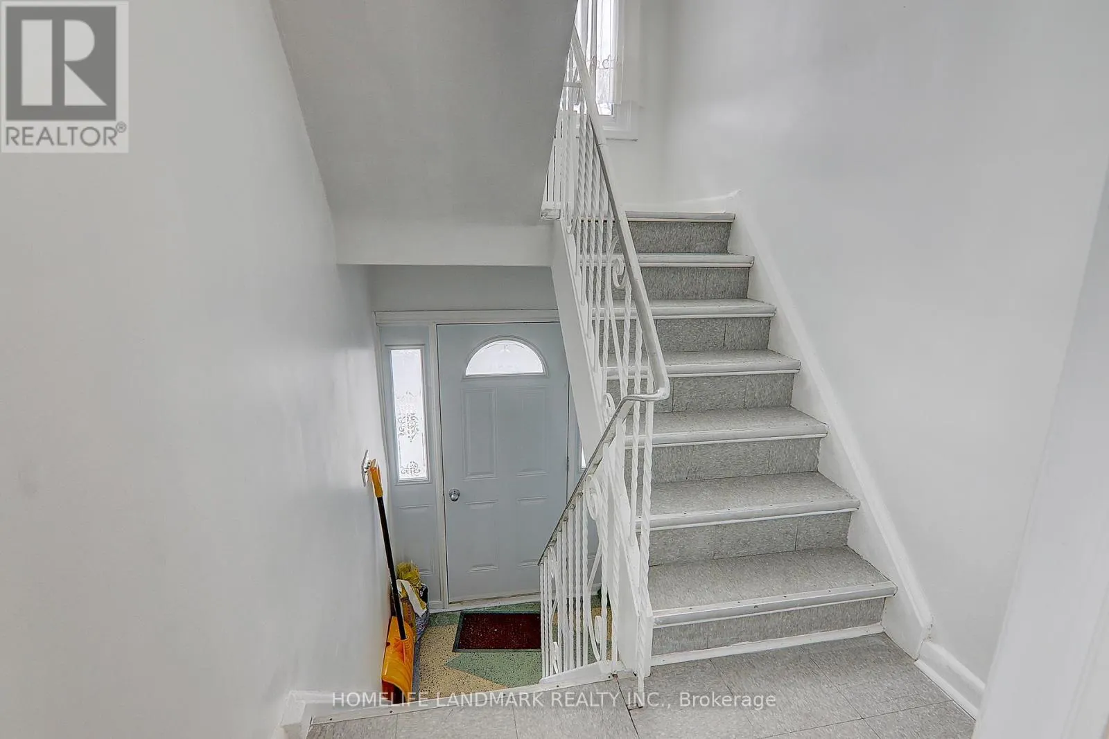 2(UPPER - 8 HANSON ROAD