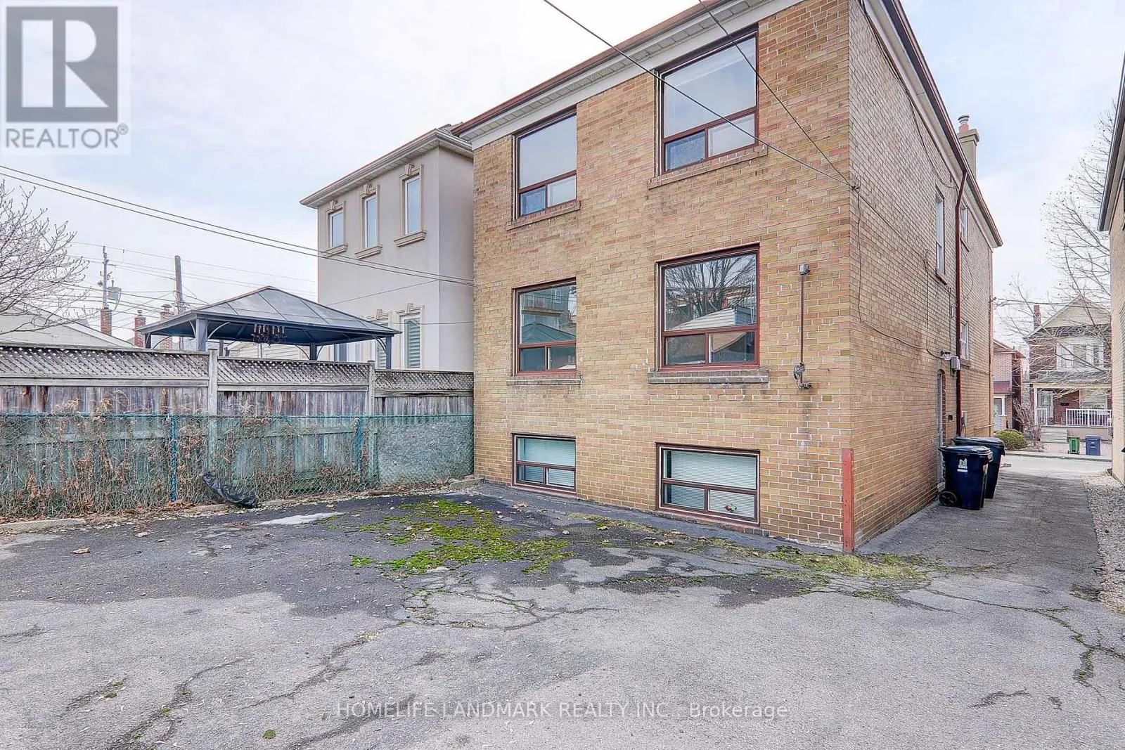2(UPPER - 8 HANSON ROAD