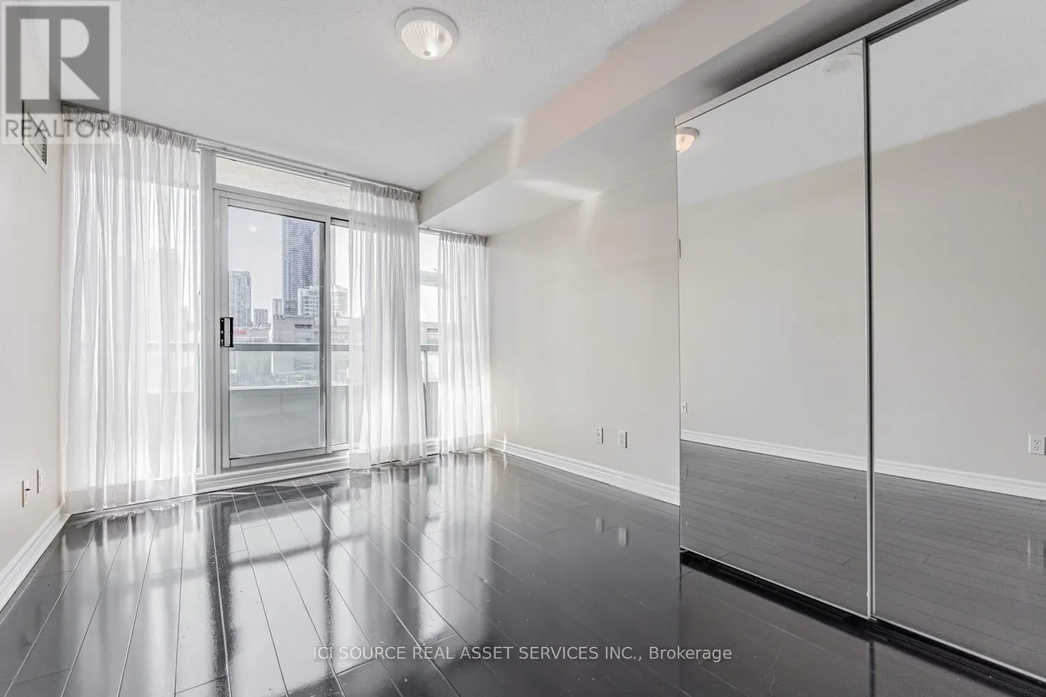 808 - 51 LOWER SIMCOE STREET