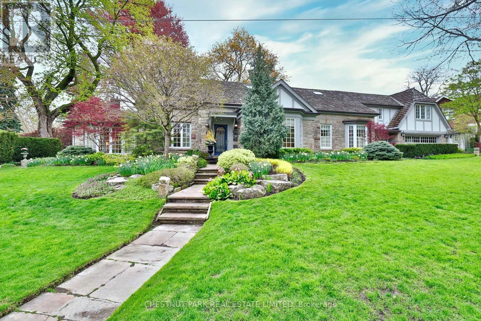 10 WEYBOURNE CRESCENT