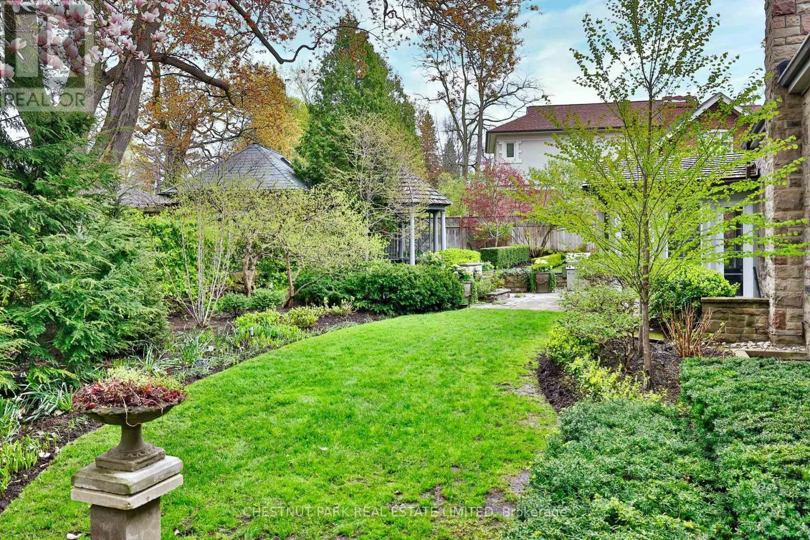 10 WEYBOURNE CRESCENT