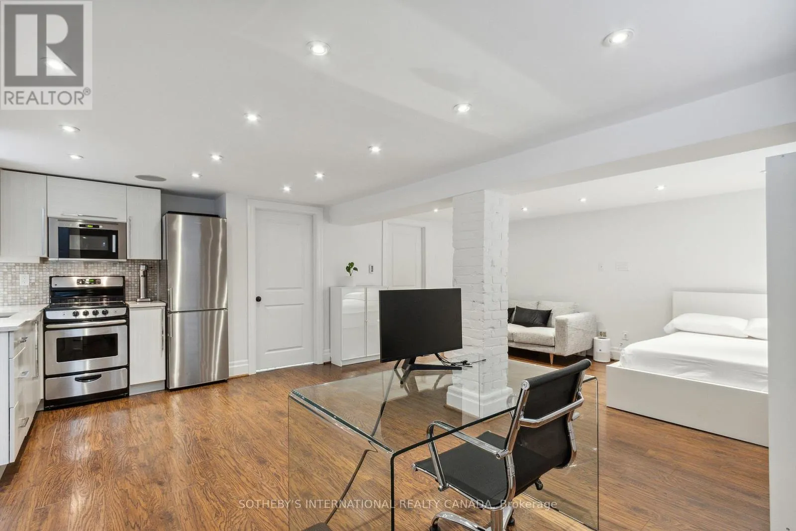 52 NINA STREET