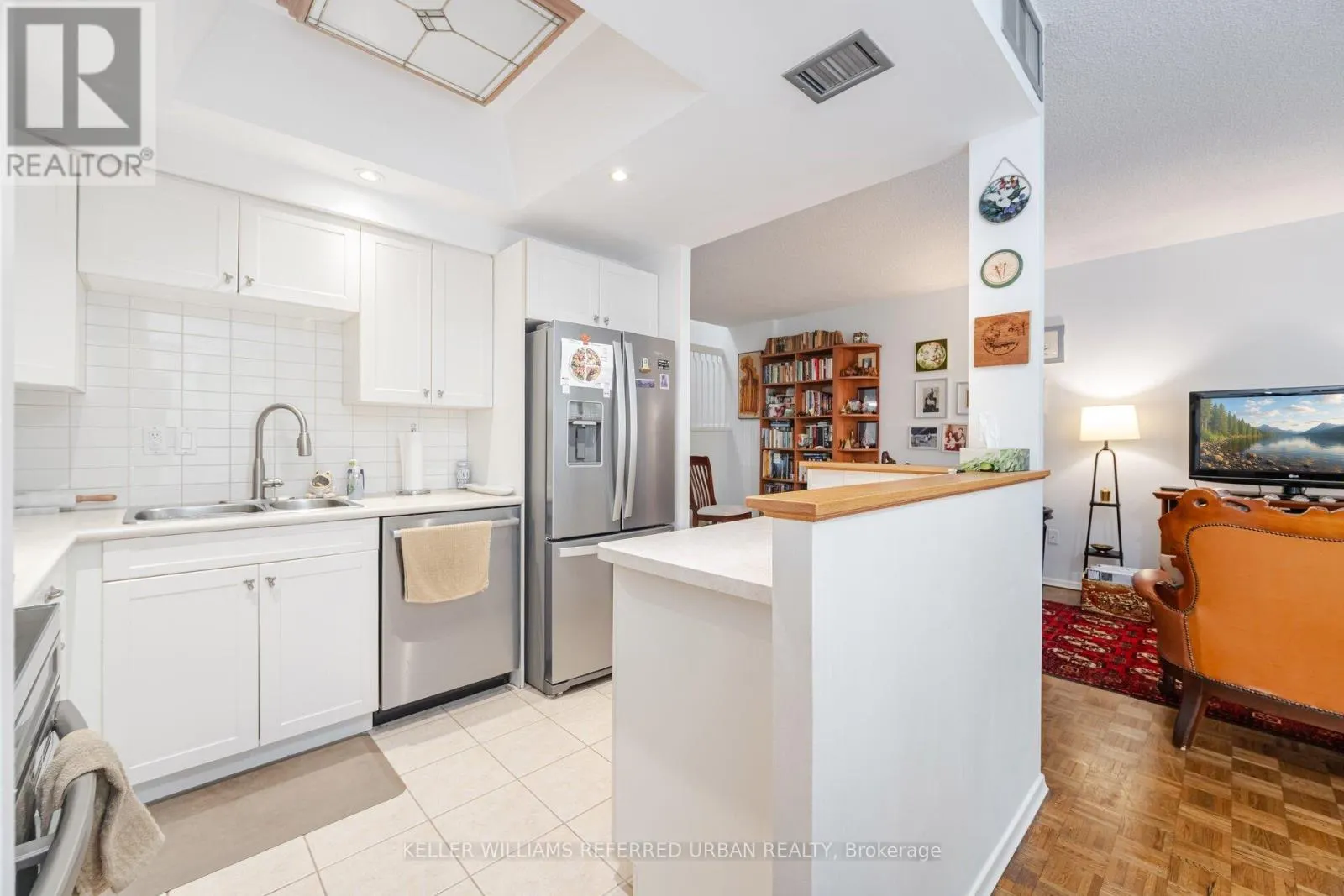 109/209 - 30 GLEN ELM AVENUE E