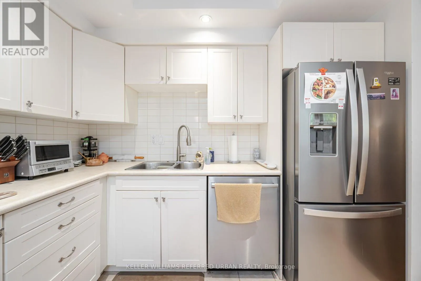 109/209 - 30 GLEN ELM AVENUE E