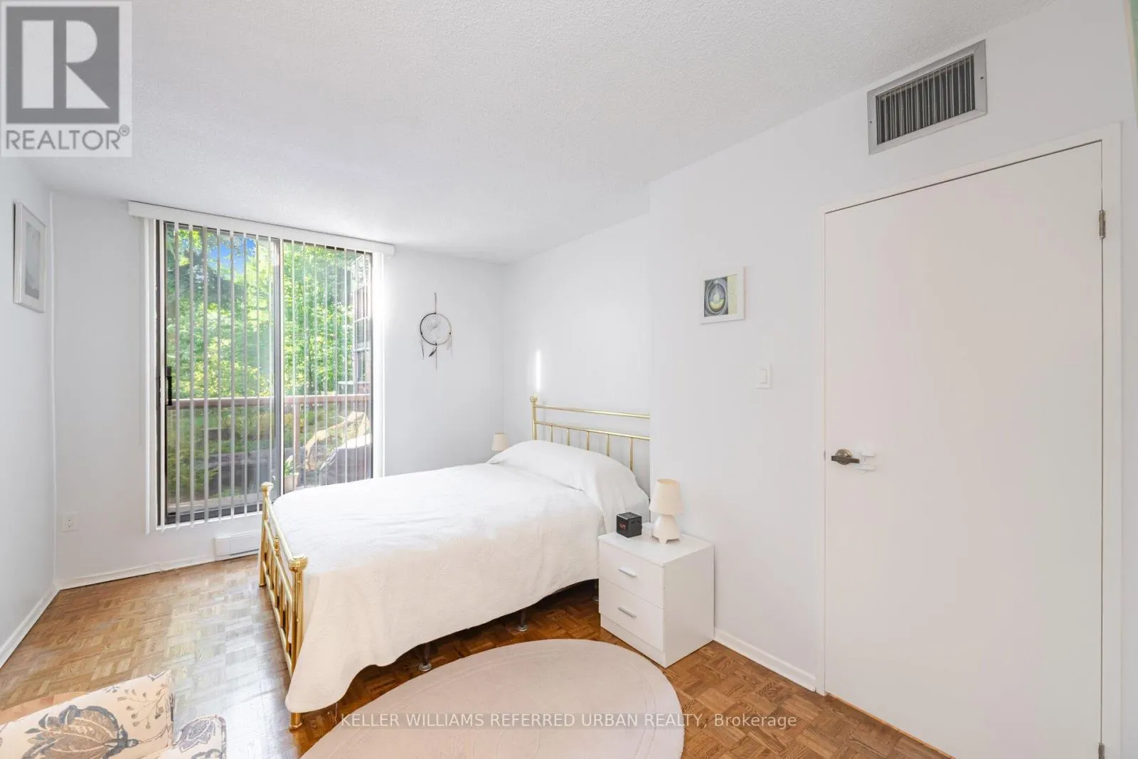 109/209 - 30 GLEN ELM AVENUE E