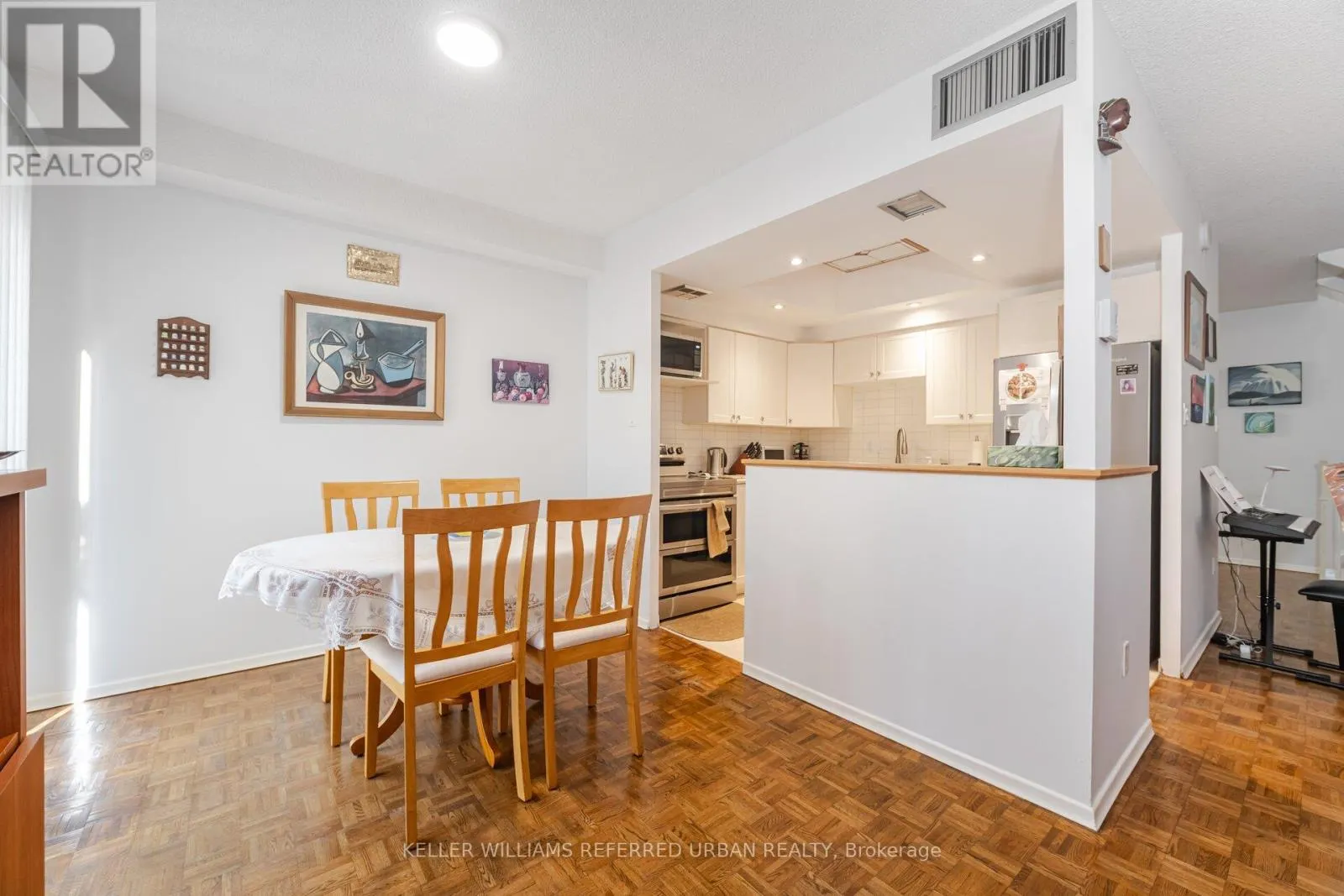 109/209 - 30 GLEN ELM AVENUE E