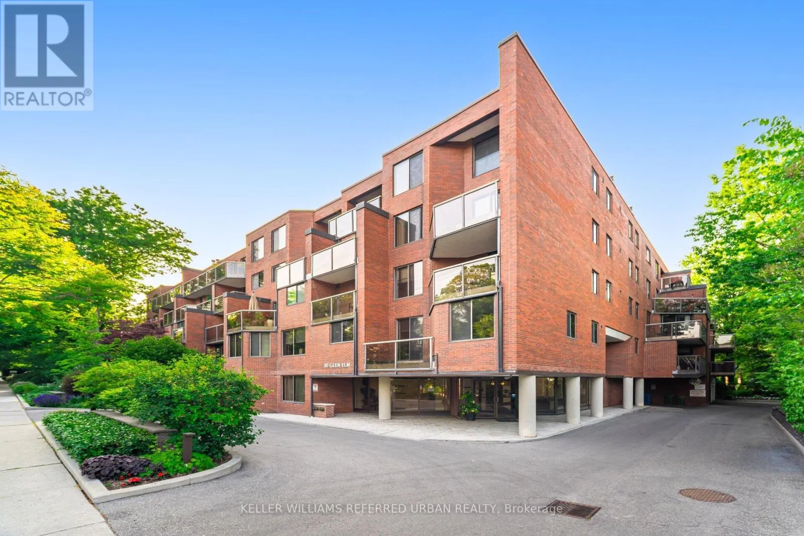 109/209 - 30 GLEN ELM AVENUE E