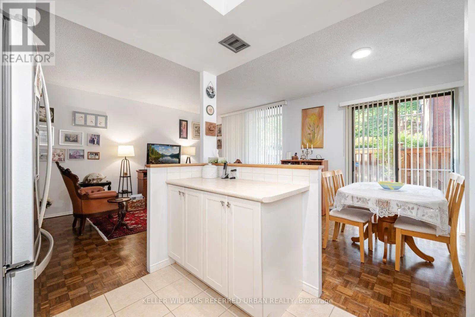109/209 - 30 GLEN ELM AVENUE E