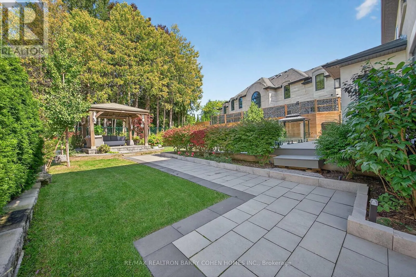 18 SUNCREST DRIVE
