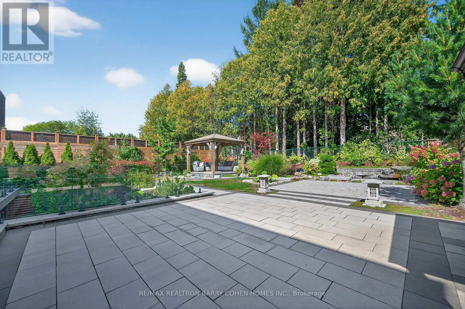 18 SUNCREST DRIVE