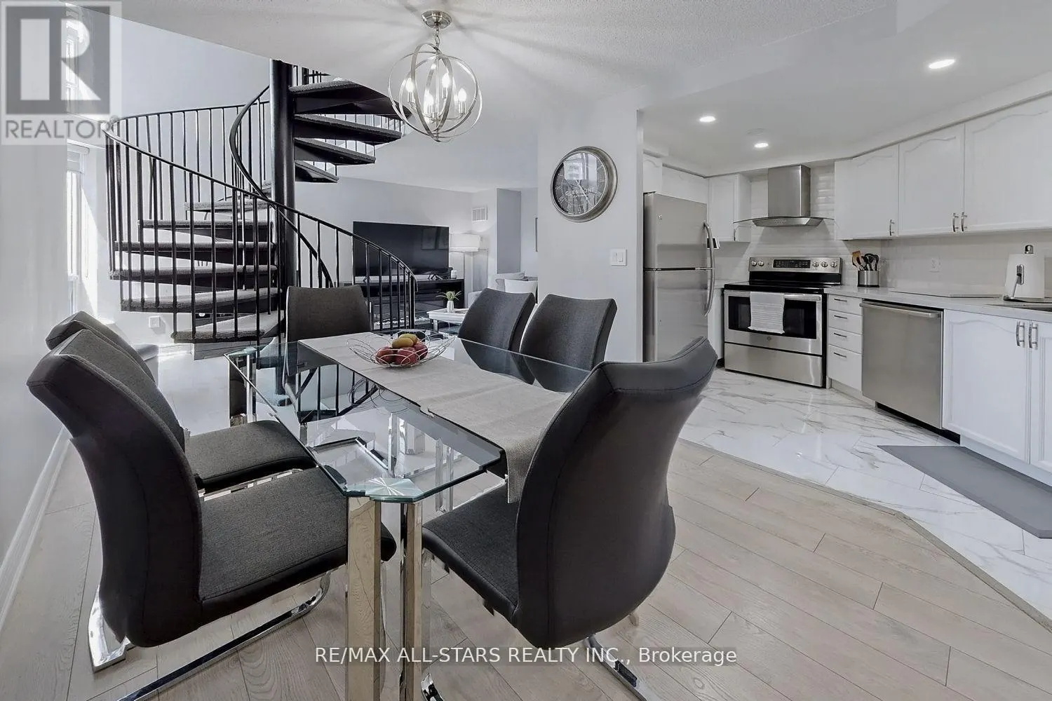 1111 - 28 PEMBERTON AVENUE