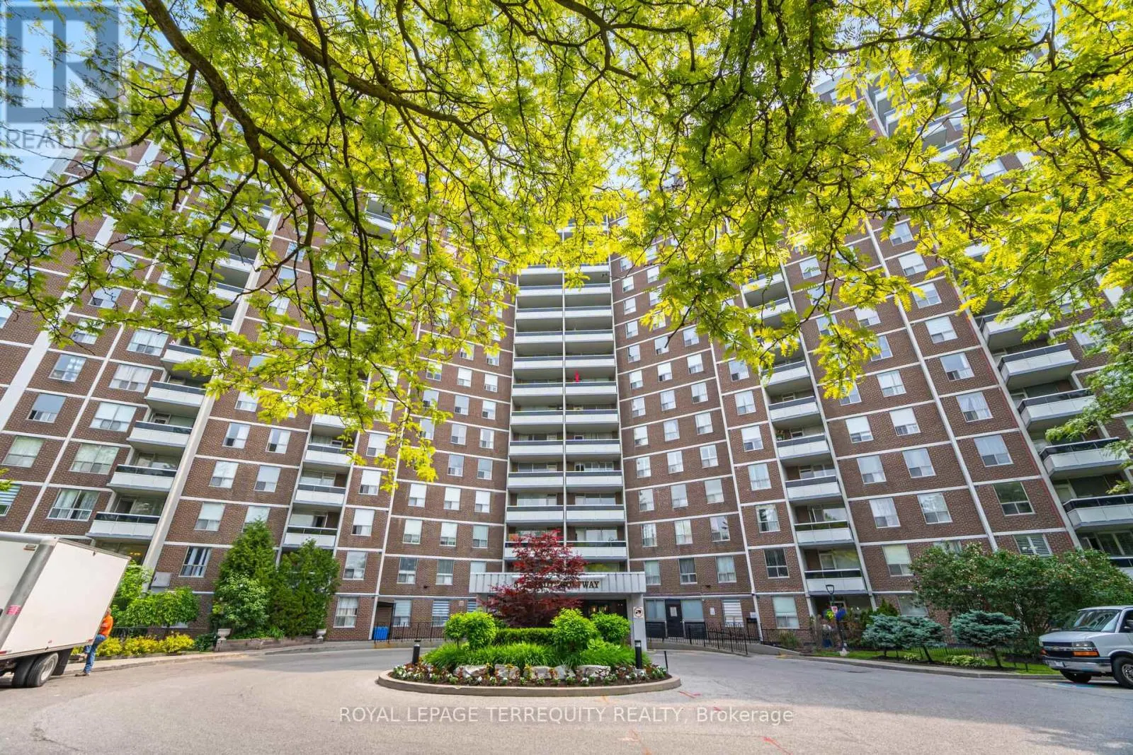 904 - 5 SHADY GOLFWAY