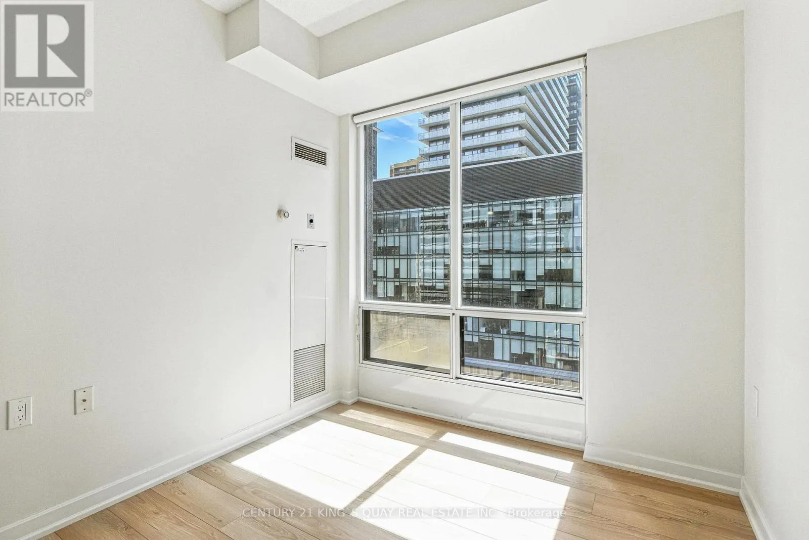 810 - 85 BLOOR STREET E