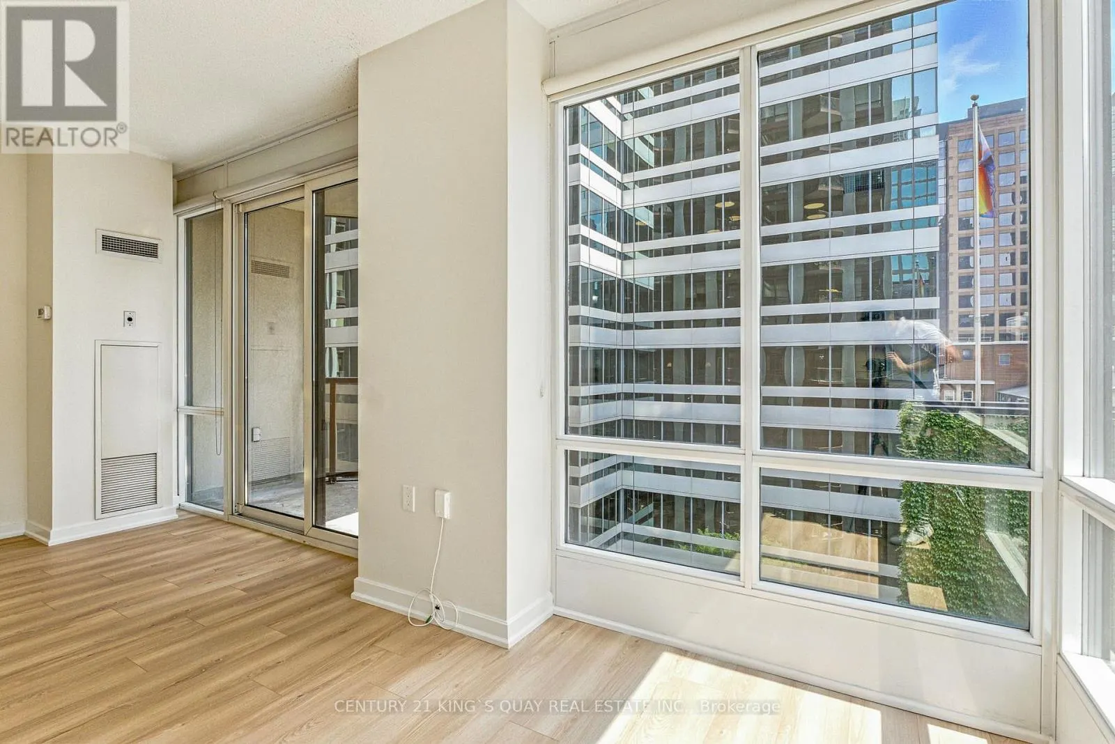 810 - 85 BLOOR STREET E